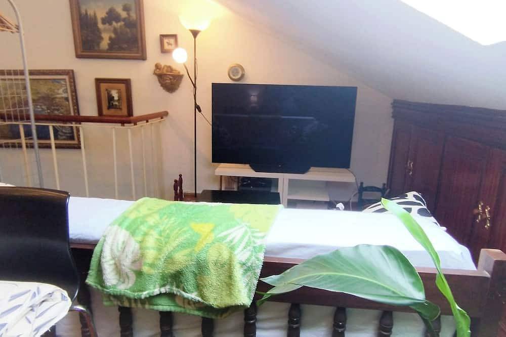 Entire apartment, 2 Floor with pool, Video Games and 3 toilets, 3 mins to Beach in Castro-Urdiales in Castro-Urdiales, Cantabrian Coast