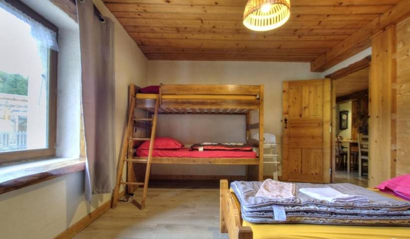 Gîte pour 8 personnes, avec vue ainsi que piscine et jardin dans Haut-Valromey - 3