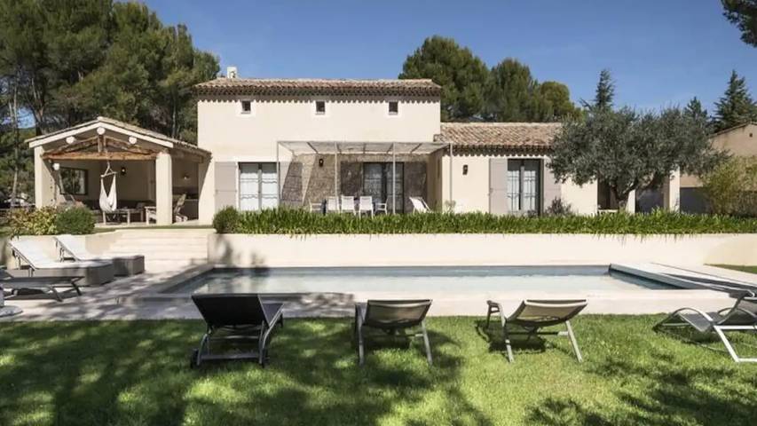 Gîte pour 9 personnes, avec Terrasse ainsi que Jardin et Piscine à Lourmarin - 4
