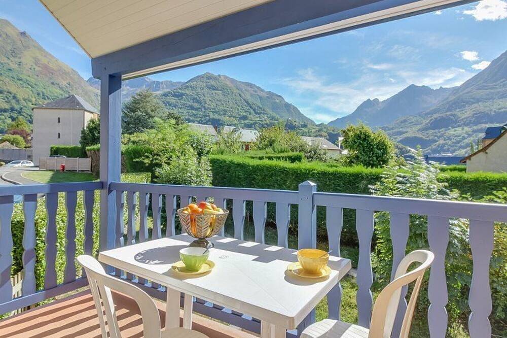 Entire apartment, Duplex T3 with balcony, 2 br, 6 pers, parking in Esquièze-Sère, Pyrenees National Park