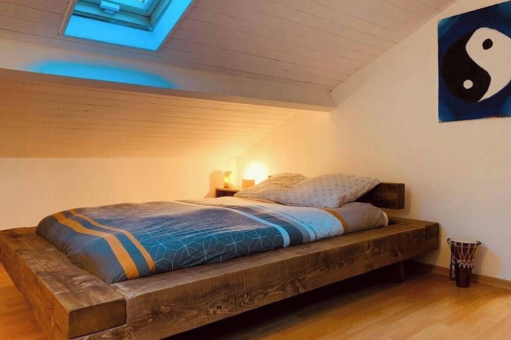 Le Nid de la Canopée – chambre mansardée, piscine chauffée, forêt in Hourtin, Parc naturel régional du Médoc