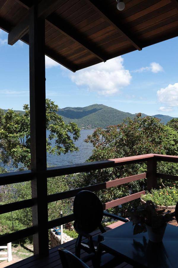 Casas e apartamentos de temporada para 6 pessoas, com jardim e vista para o lago em Praia Mole