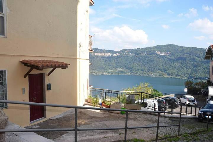 Appartamento per 4 persone, con Balcone e Vista lago nonché Panorama a Genzano di Roma