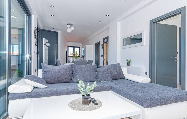 Ganze Ferienwohnung, Geräumige 150 m² große Wohnung mit Pool und WLAN, 900 m vom Strand entfernt in Brodarica, Šibenik-Knin