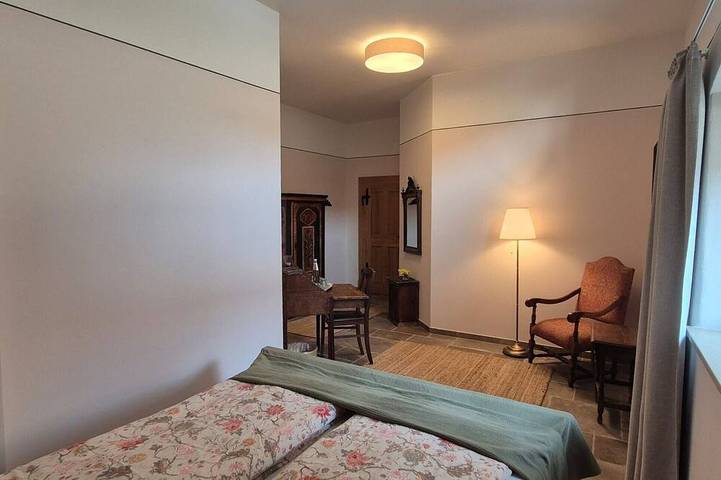 Ganze Wohnung, Doppelzimmer (20m2) in ehemaliger Scheune mit Fußbodenheizung in Bastheim, Rhön-Bayern