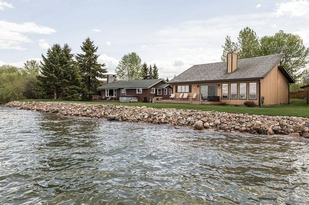 Welcome to On the Rocks (Big Rock)Hot tub in Alberta
