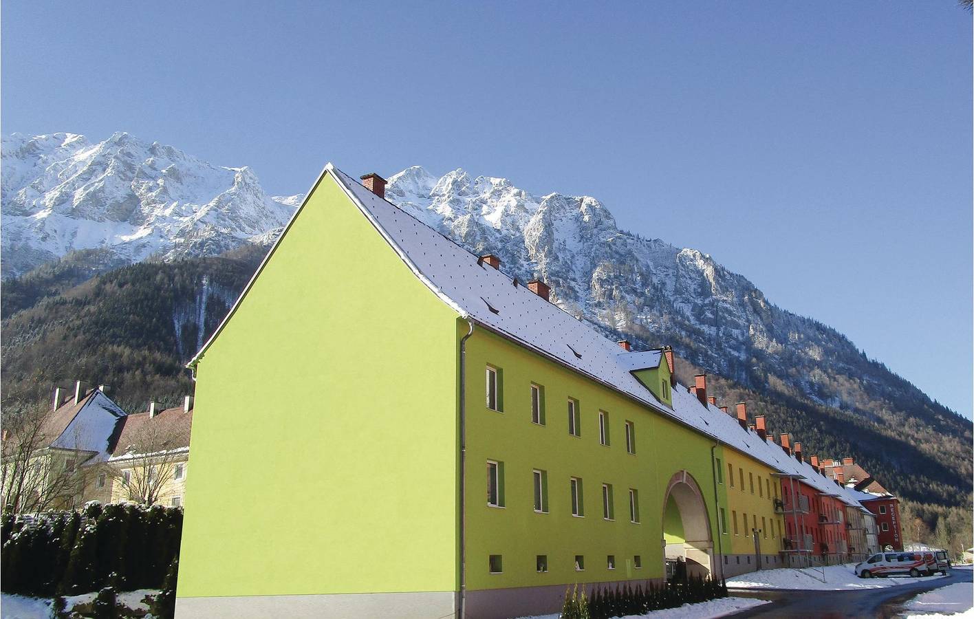 Ganze Ferienwohnung, Charmantes Apartment mit Terrasse, Parkplatz und WLAN, 1 km vom Strand entfernt in Eisenerz, Östliche Obersteiermark