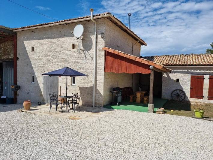 Gîte pour 4 personnes, avec Terrasse ainsi que Jardin et Piscine à Mairé-Levescault
