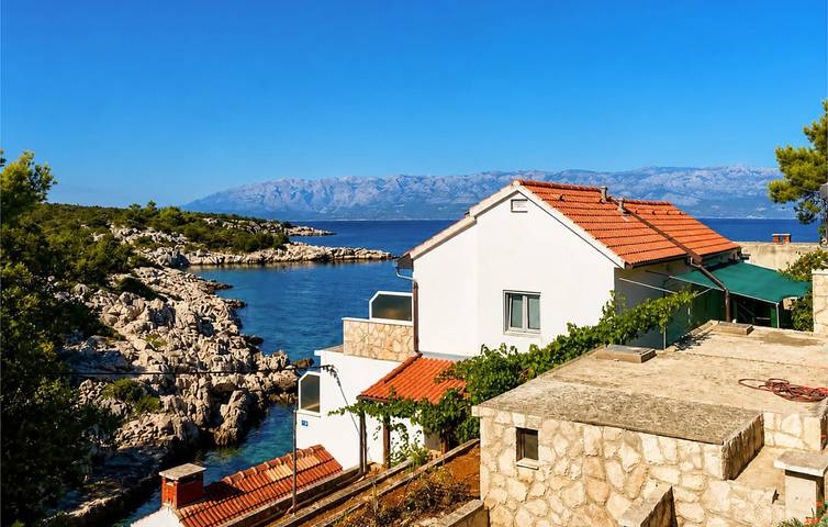 Geräumige 200 m² große Wohnung mit Terrasse, Parkplatz und WLAN – 100 m von der Küste entfernt in Hvar
