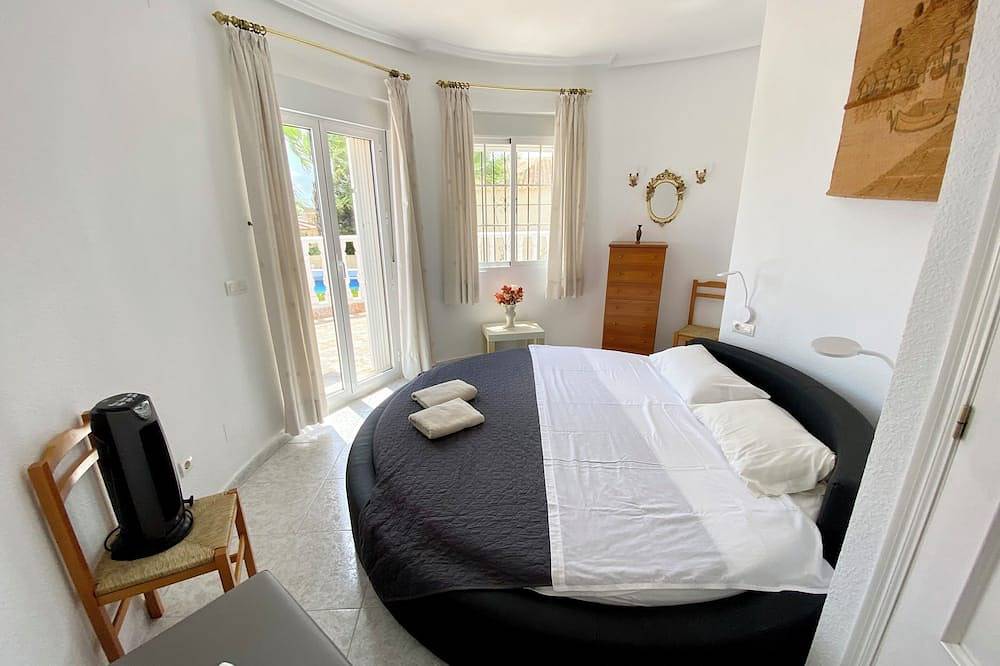 Superbe villa individuelle avec 4 chambres et 3 salles de bains et piscine privée avec air conditionné et Wifi in Los Balcones, Torrevieja
