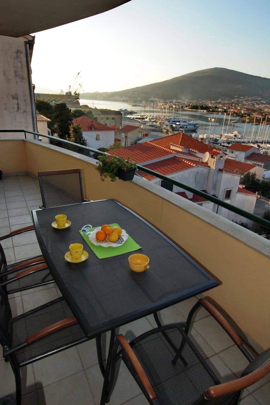 Appartement entier, Wohnung mit Blick auf das Wasser in Trogir, Čiovo