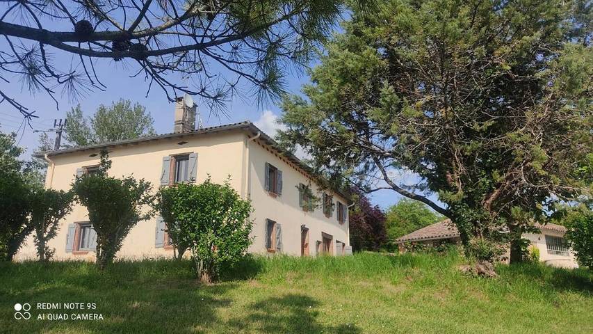 Gîte pour 25 personnes, avec piscine ainsi que jardin et vue à La Salvetat-Belmontet