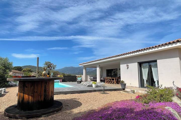 Location de vacances pour 9 personnes dans Office De Tourisme De Sainte Lucie De Porto Vecchio