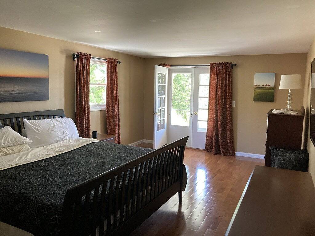 Beautiful home located 15 minutes form downtown Milwaukee . in Mequon, Ozaukee County