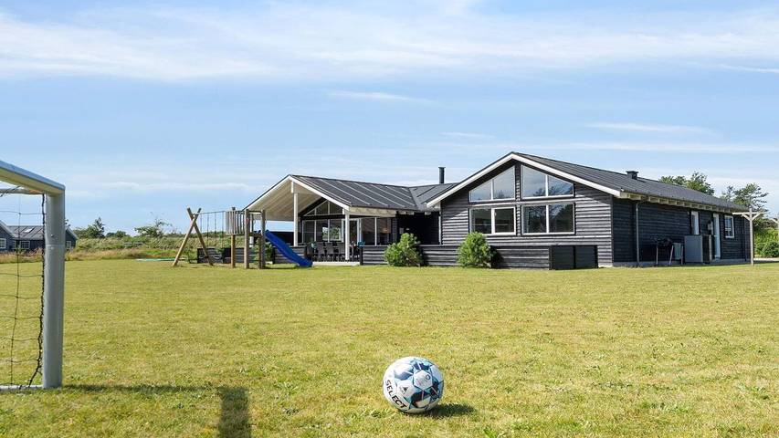 Ferieudlejning for 19 personer, med sauna og terrasse såvel som pool og jacuzzi i Ålbæk