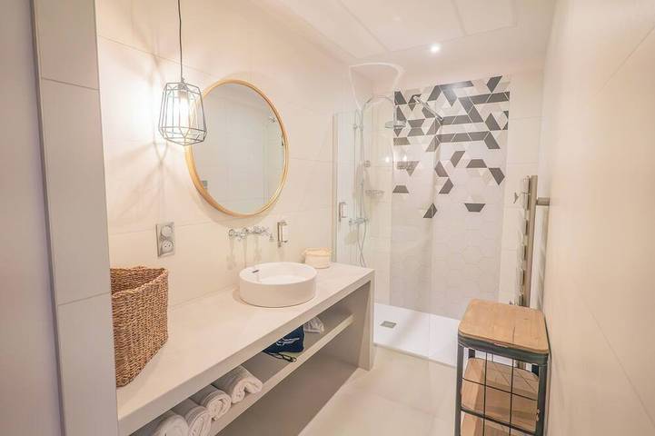 Entire apartment, Le Cadran Solaire, Gîte Intimiste Haut de Gamme Avec Piscine et Sauna, à Pézenas in Pézenas, Mediterranean Coast (France)