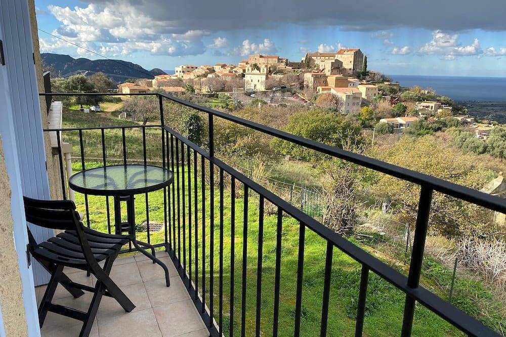 Entire apartment, Apartment 'Villa Pigna' with Sea View, Private Terrace and Wi-Fi in Pigna (Corsica), Calvi region