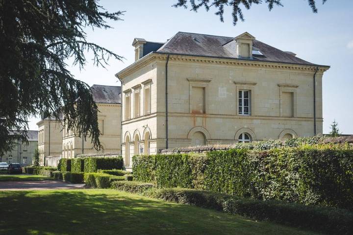 Hôtel pour 3 personnes, avec Jacuzzi et Terrasse ainsi que Jardin et Piscine à Roiffé