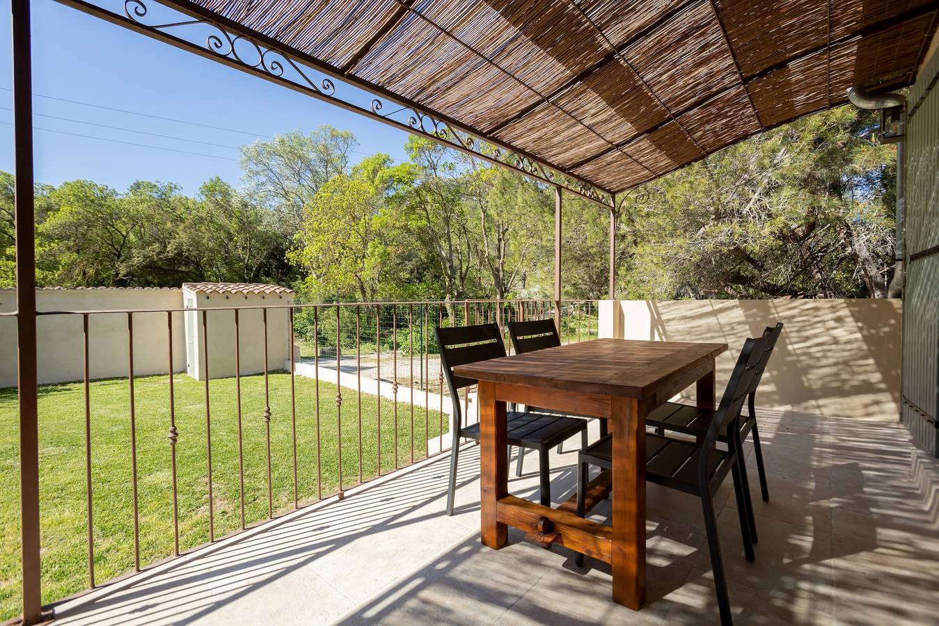 Apartamento entero, Apartamento 'Domaine De Meyrol - Gîte 1' con vistas a la montaña, Wi-Fi y aire acondicionado in Eyguières, Region de Arles