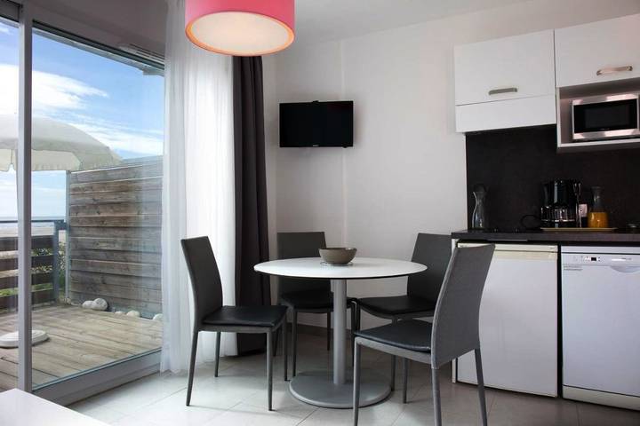 Location de vacances pour 4 personnes, avec terrasse et piscine dans Etang De L Or - 4