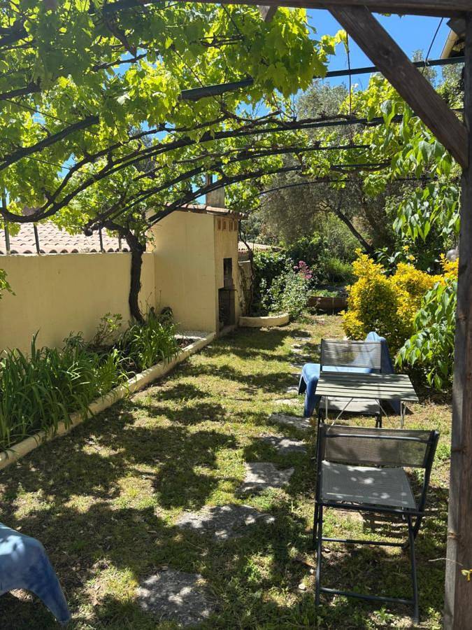 Appartement entier, Évasion en Provence Bas de Villa avec Jardin & Vignes, Soleil & Fraîcheur in Les Pennes-Mirabeau, Côte méditerranéenne (France)