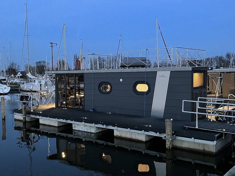 Vakantiefriesland — Besondere Übernachtung in einem luxuriösen Hausboot im Warns in Ijsselmeer