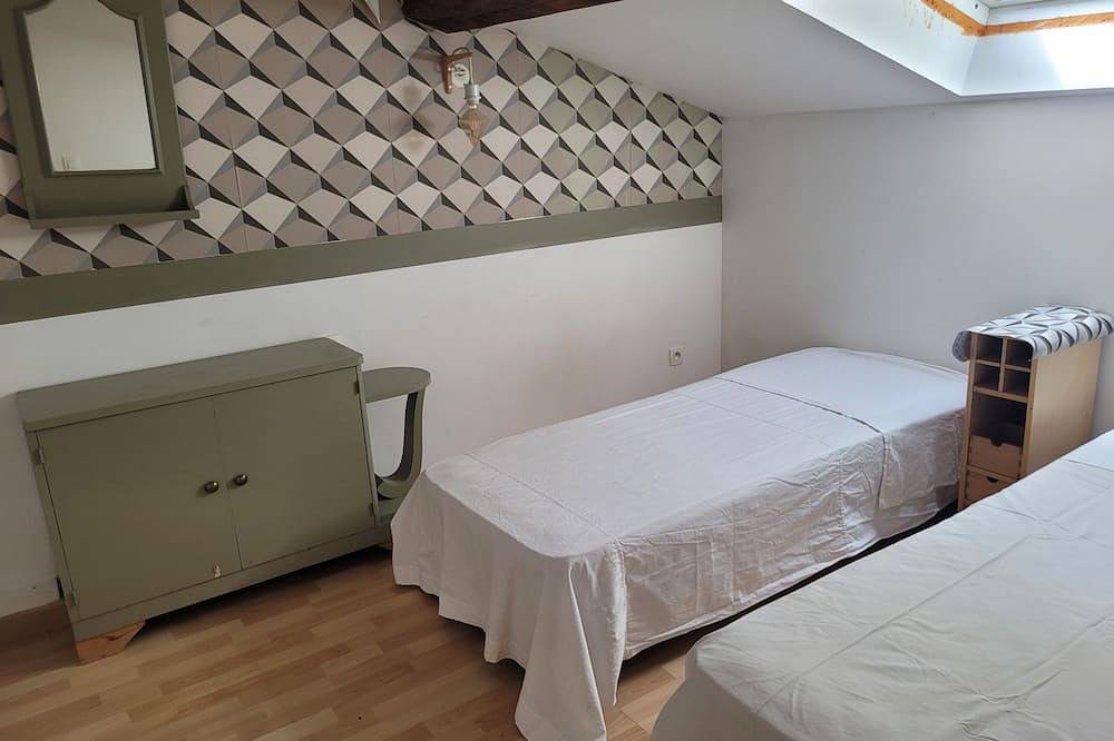 Appartement entier, T5 mansardé dans maison de caractère. Jardin et parking privés. in Loubens, Parc naturel régional des Pyrénées ariégeoises