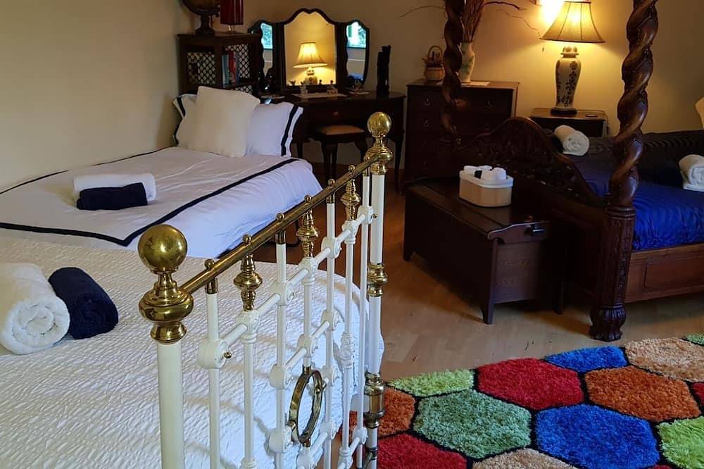 Traditional stradbally country cottage in village location close to beach in Dingle Peninsula