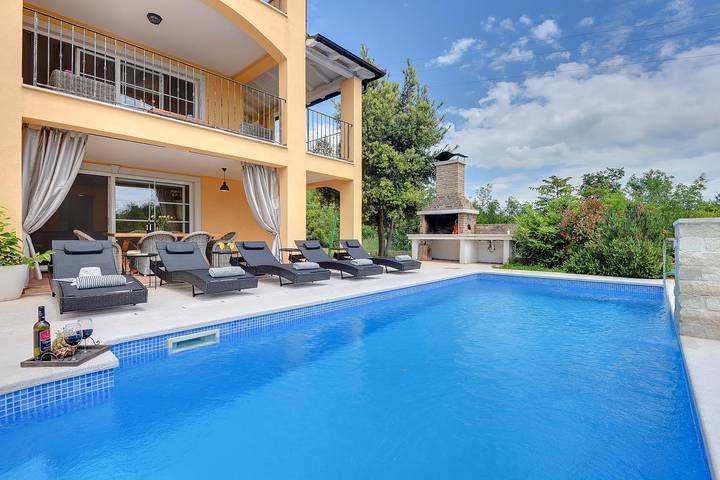 Ferienhaus für 10 Personen, mit Balkon und Whirlpool sowie Terrasse und Garten
