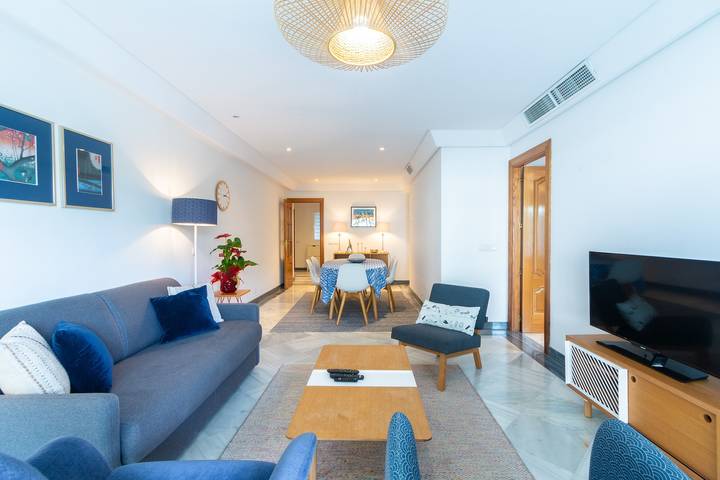 Apartamento entero, Apartamento Deluxe 'Gran Marbella' con vistas a la montaña, Wi-Fi y aire acondicionado in Playa de la Fontanilla, Marbella