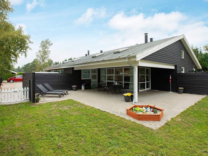 Ferienhaus für 12 Personen, mit Terrasse und Whirlpool sowie Sauna und Pool in Lolland-Falster