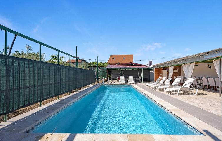 Ganze Ferienwohnung, Modernes, 200 m² großes Apartment mit Pool und Terrasse in der Nähe des Visovačko-Sees in Skradin, Šibenik-Knin