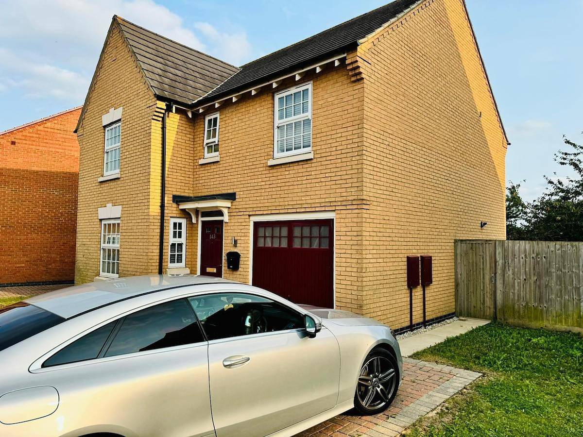 4-Bed Charming Pet-Friendly House w/ Garden in Peterborough