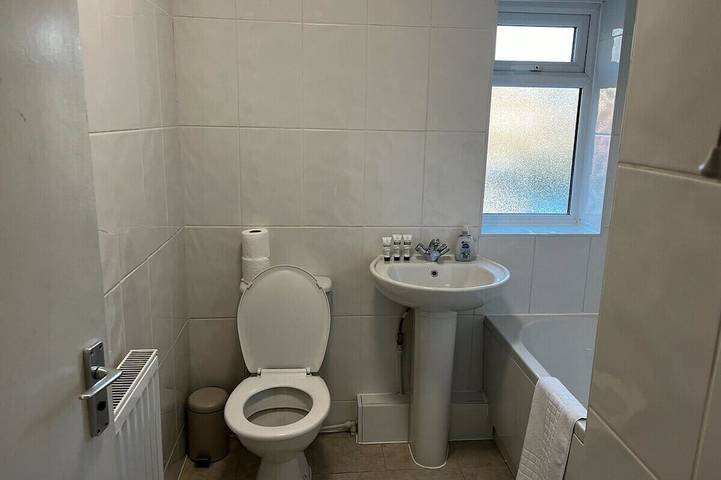3-Bed House w/ Driveway Parking in Nottingham, Midlands del Este