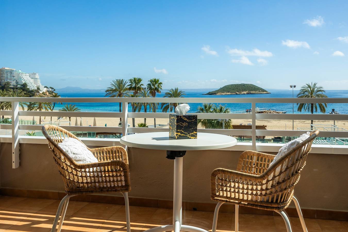 Appartement 'First Line Cosy' avec vue sur mer, Wi-Fi et climatisation in Magaluf, Calvià