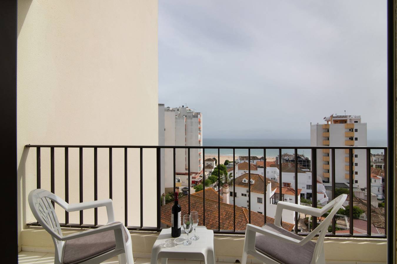 Ganze Wohnung, Ferienwohnung 'Quaint Beach View - Praia Da Rocha' mit Meerblick, Wlan und Klimaanlage in Praia Da Rocha, Portimão