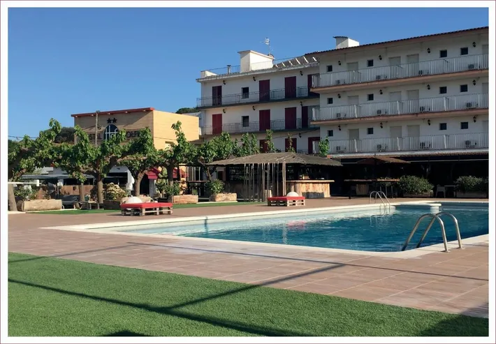 Casa de huéspuedes para 2 personas, con piscina y jardín además de vistas y balcón - 1
