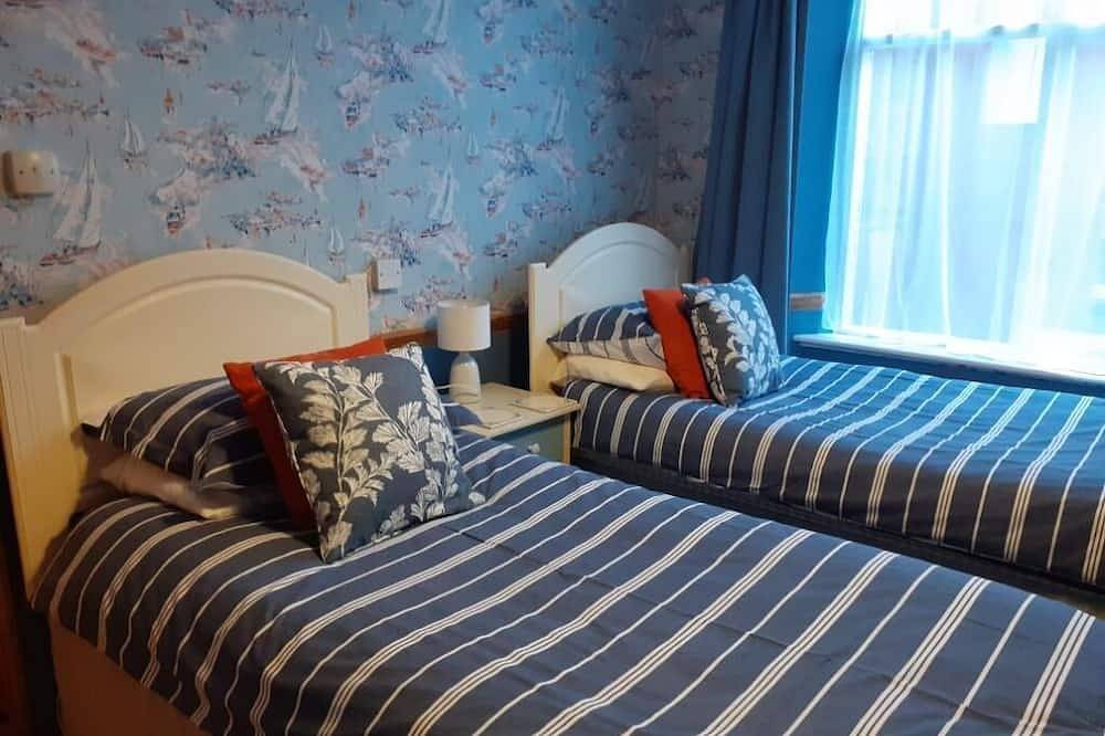 18th Century Cottage On Waterfront, Panoramic Sea Views, Courtyard Garden in Appledore, Devon