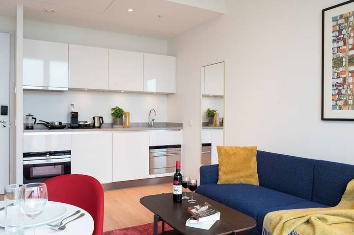 Short Drive to Royal Palace Amsterdam! Fully-equipped Kitchen in Amsterdam Zuid, Nordholland