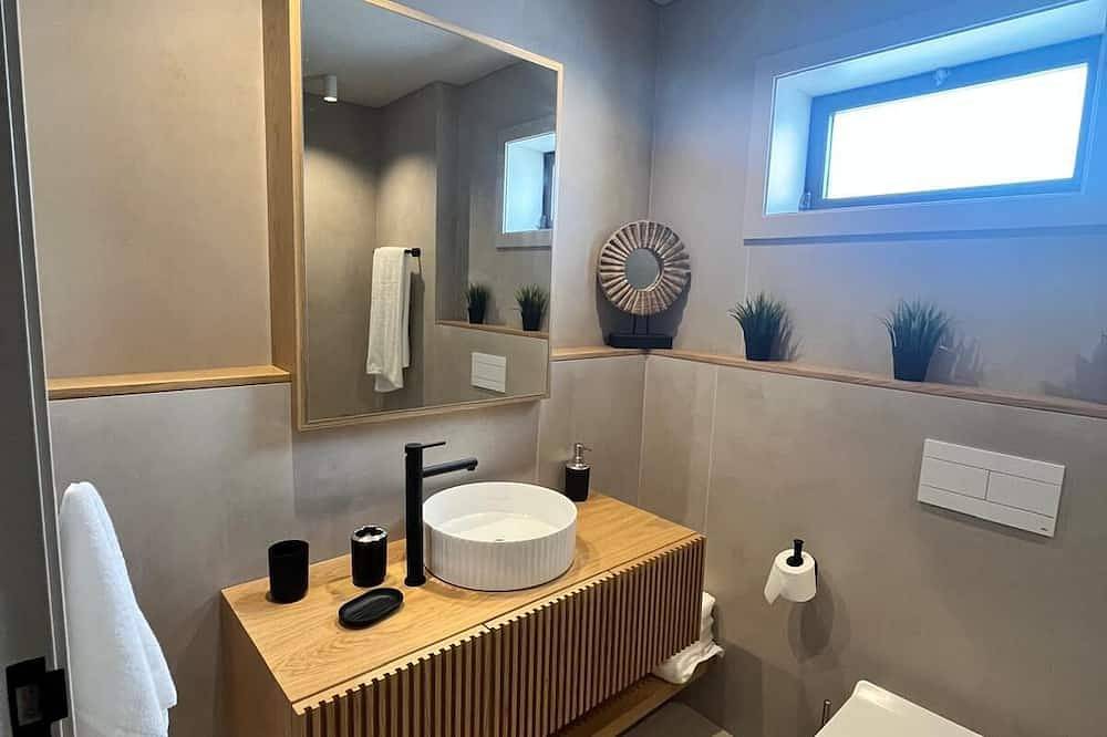 Ganze Wohnung, Charming 2-bedroom Apartment with Ac, Wifi 100 Meter from beach in Mindelo in Mindelo, Porto Distrikt