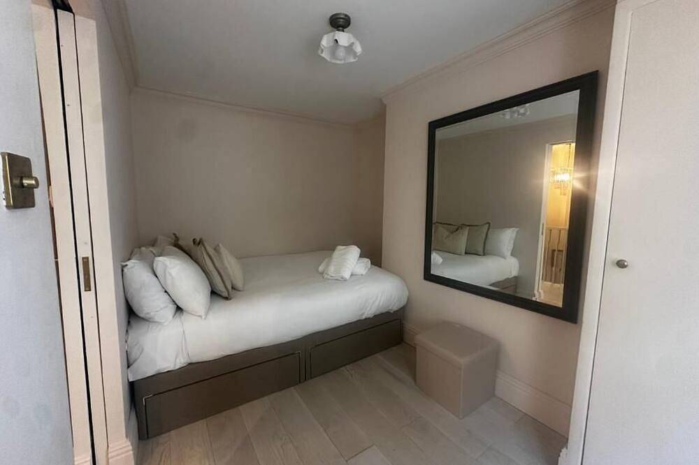 Entire Cosy Seaside Cottage - Minutes from the beach, shops and restaurants! in Hove, Brighton