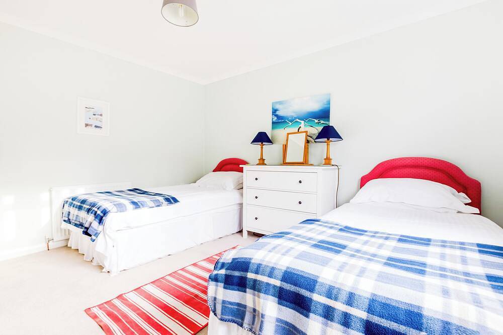 Coastal family beach house with sea views and an Aga – sleeps 8 in Polzeath, Pentire Point - Widemouth