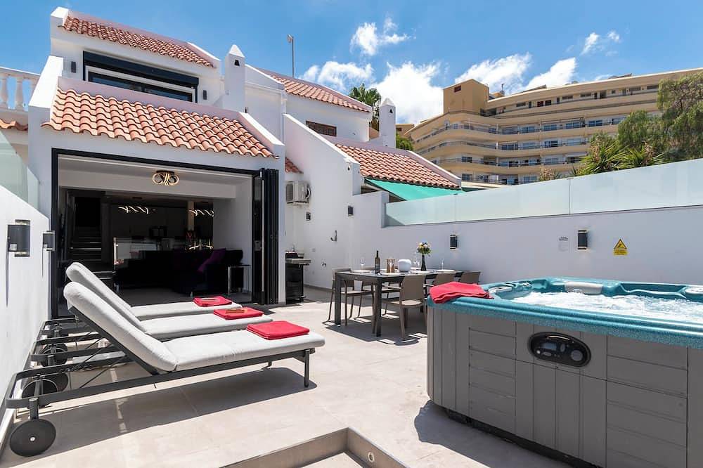 Modern 3 Bedroom Villa by Tenerife Villas Online Co Uk in Playa Puerto Colón, Adeje