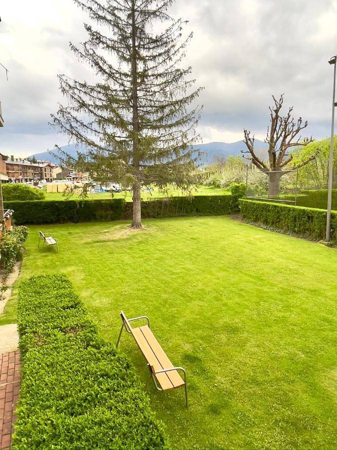 Apartamento entero, Exclusiu apartament al centre, piscina, 3 hab, 2,5 banys, 6pax by Cal Querol in Llivia, Parque Natural Regional de los Pirineos Catalanes