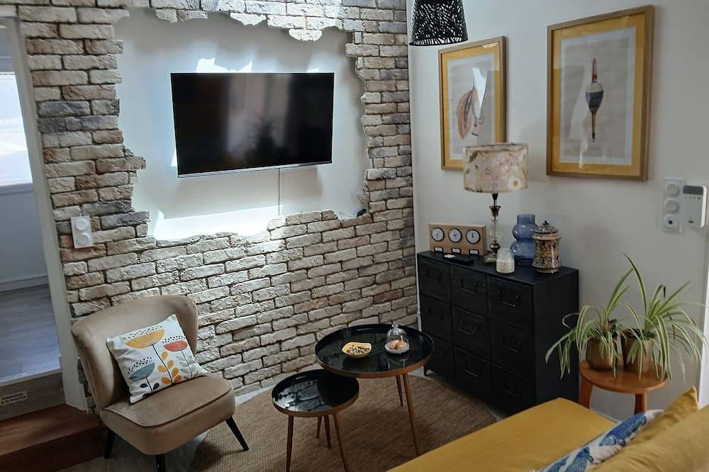 Charming Riverside Cottage Near Montargis with Nature & City Access in Montargis, Montargis region