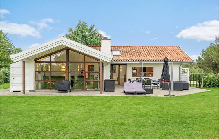 Ferieudlejning for 6 personer, med Terrasse og Jacuzzi i Bogø