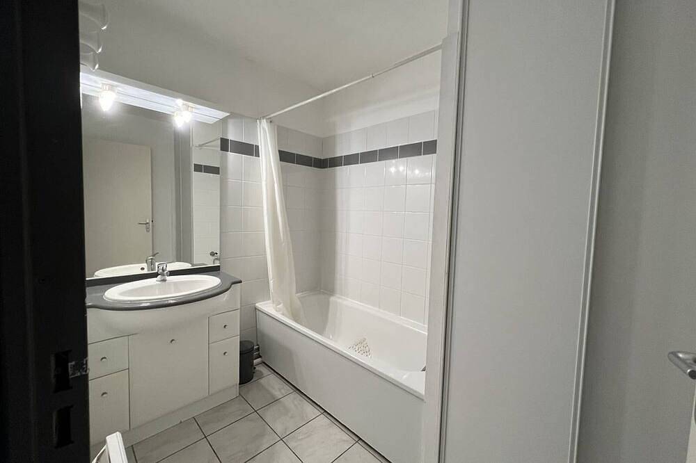 Entire apartment, Cozy 1-Bedroom Apartment with Terrace, Parking, Near Thermal Baths – Sleeps 3 in Cambo-les-Bains, Bayonne region