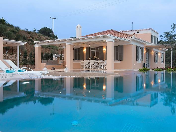 Villa für 8 Personen, mit Terrasse und Balkon/Terrasse sowie Pool, mit Haustier - 1