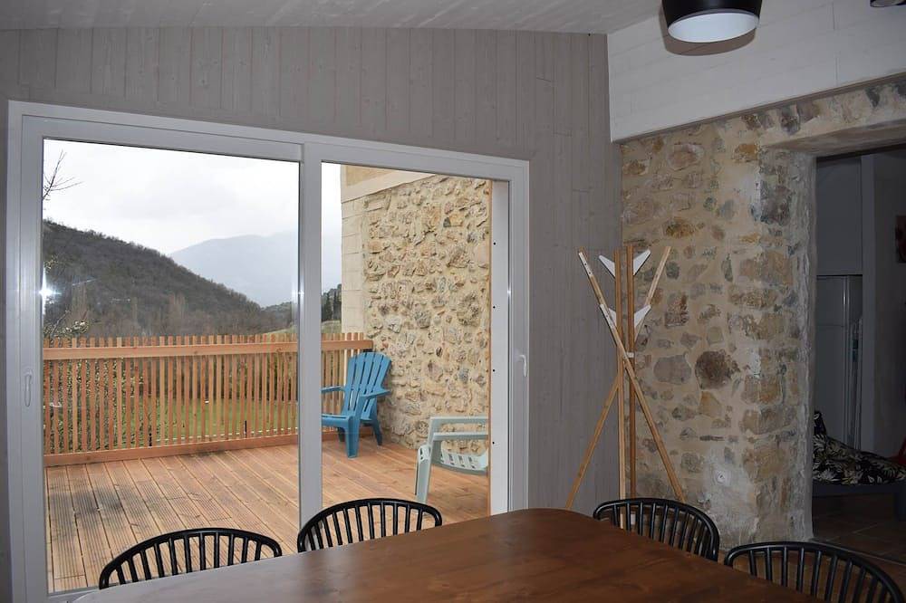 Entire apartment, Gîte 4 of 95 square meters, 4 bedrooms, sleeps 8 near Montbrun Les Bains in Montbrun-les-Bains, Nyons region