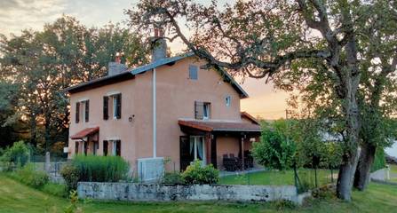 Gîte pour 9 personnes, avec terrasse à Saint-Dier-d'Auvergne